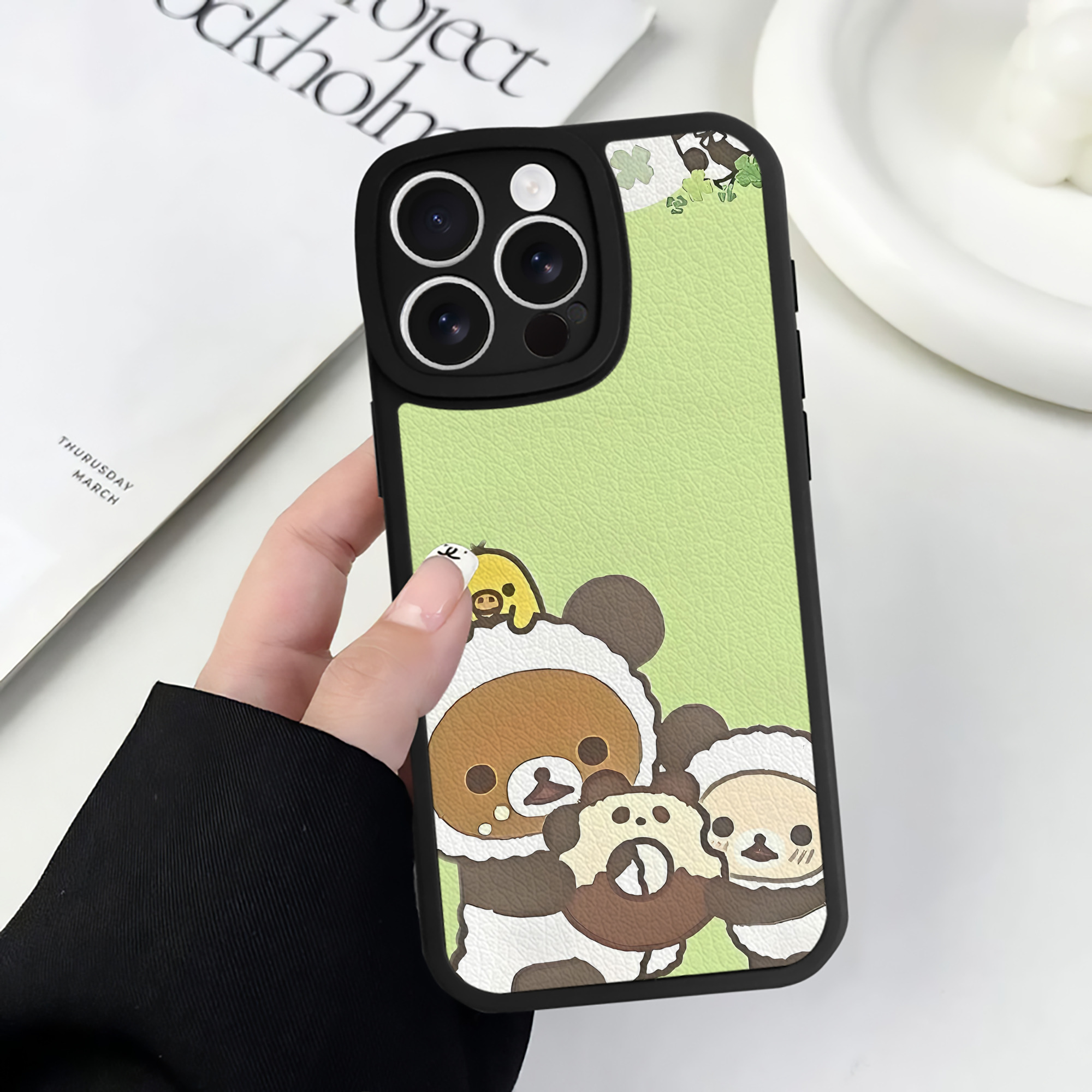 （画像用） リラックマ リラックマ キイロイトリ Rilakkuma Korilakkuma Kiiroitori 【iPhone 16シリーズ対応】シリコンスマホケース（レザー調） 材質：シリコン